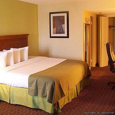 Clarion Hotel & Suites Conference Center Memphis Airport Номер фото