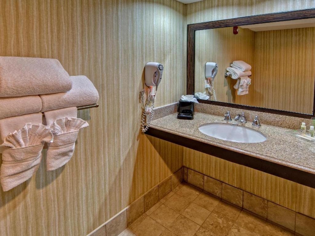 Clarion Hotel & Suites Conference Center Memphis Airport Экстерьер фото