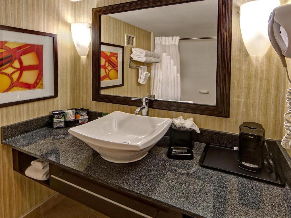 Clarion Hotel & Suites Conference Center Memphis Airport Экстерьер фото